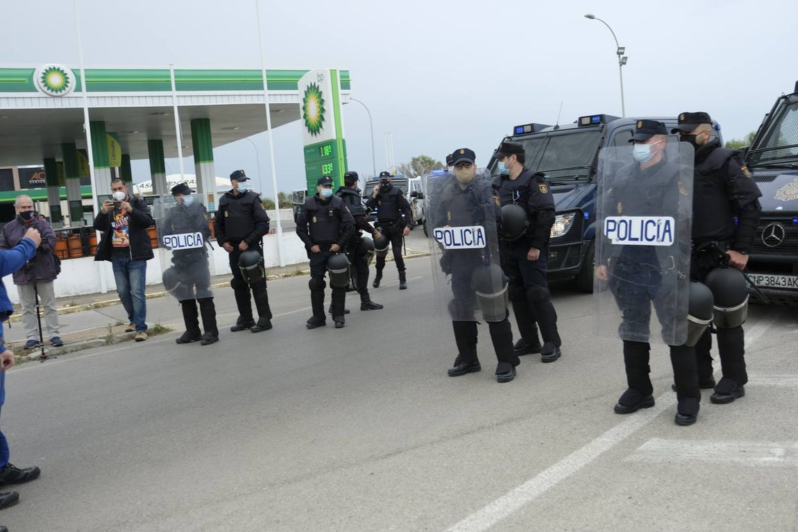 Las imágenes de la protesta de los trabajadores de Airbus en el puente y el fuego provocado en el Pinar