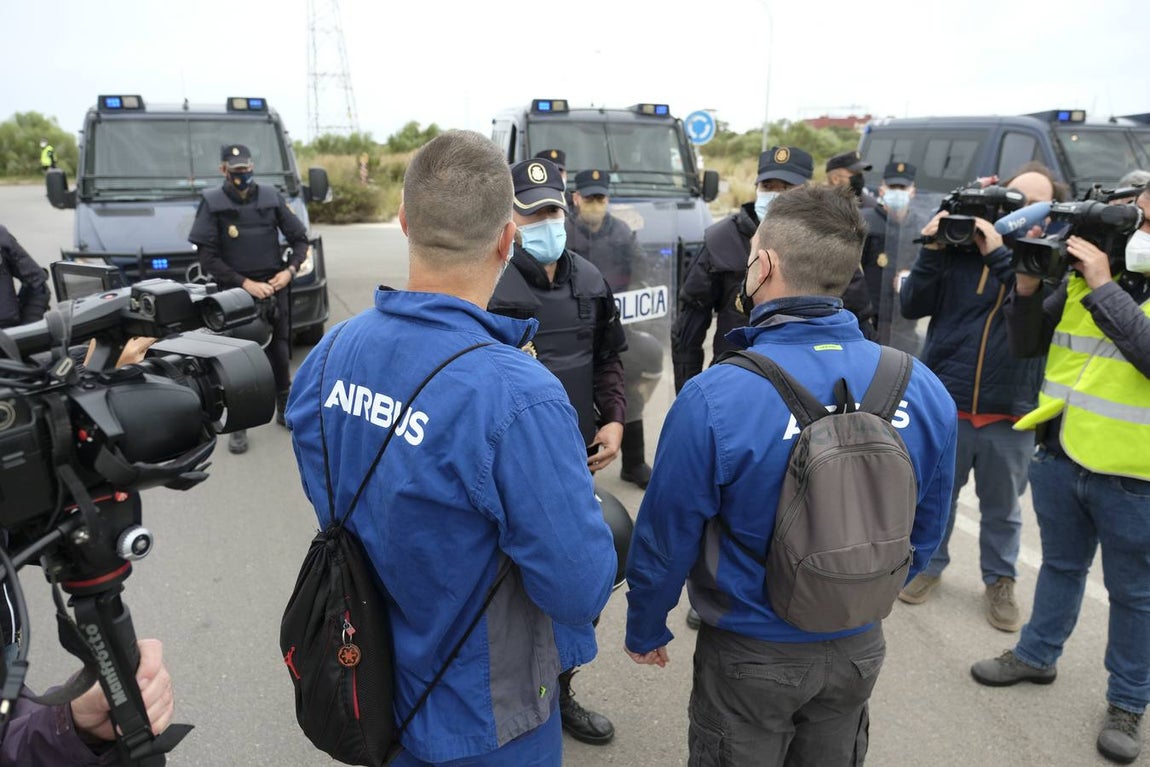 Las imágenes de la protesta de los trabajadores de Airbus en el puente y el fuego provocado en el Pinar