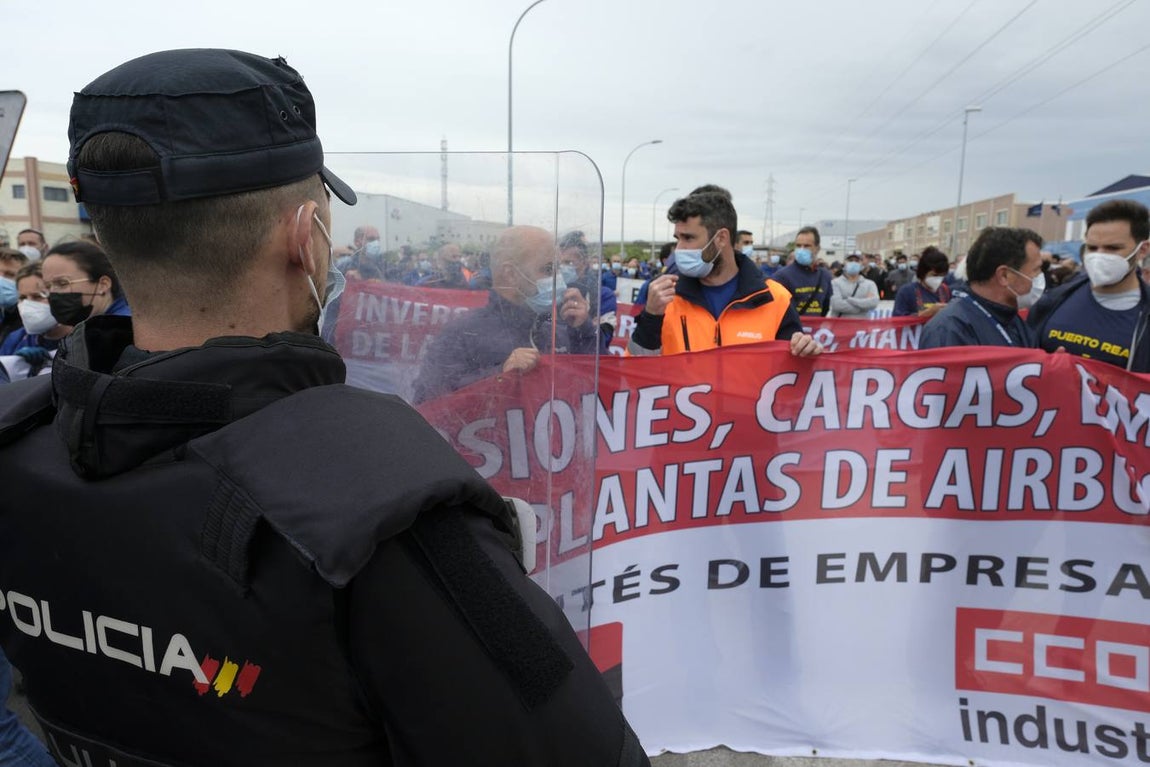 Las imágenes de la protesta de los trabajadores de Airbus en el puente y el fuego provocado en el Pinar