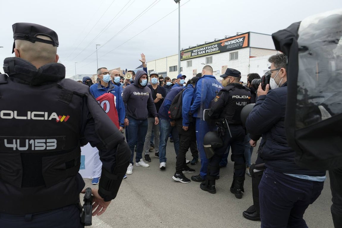 Las imágenes de la protesta de los trabajadores de Airbus en el puente y el fuego provocado en el Pinar