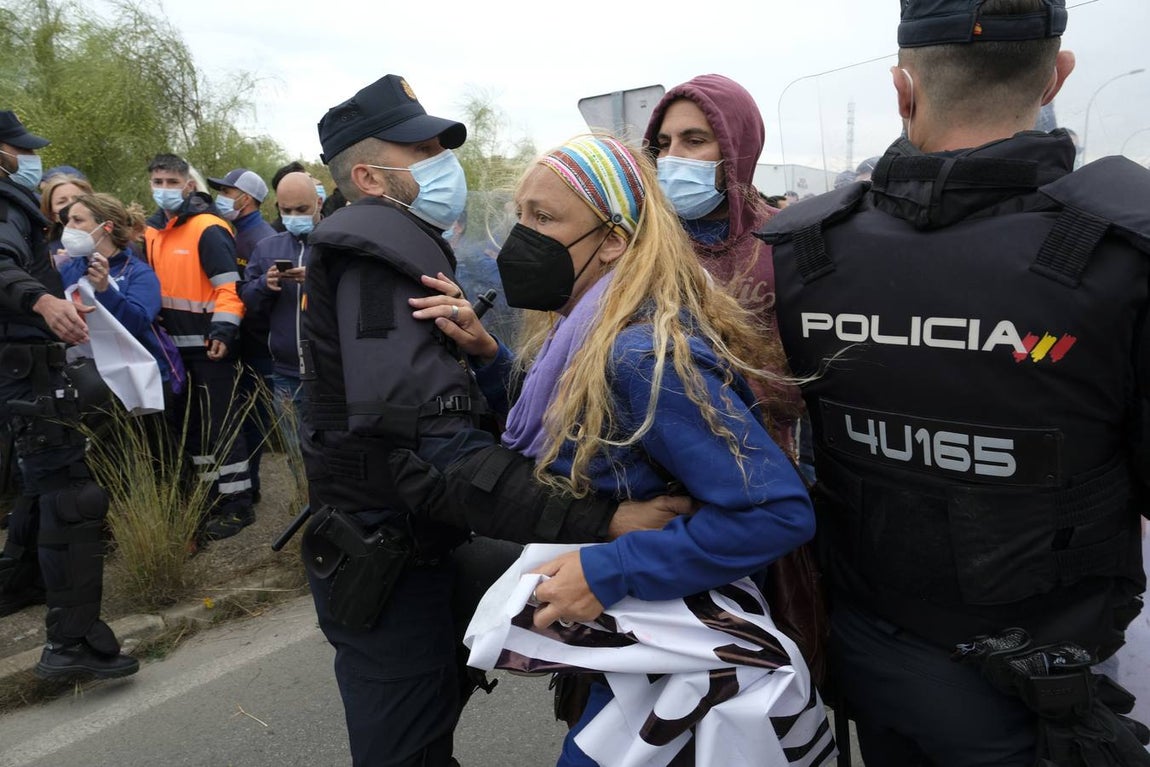 Las imágenes de la protesta de los trabajadores de Airbus en el puente y el fuego provocado en el Pinar