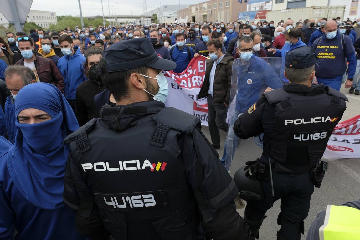 Las imágenes de la protesta de los trabajadores de Airbus en el puente y el fuego provocado en el Pinar