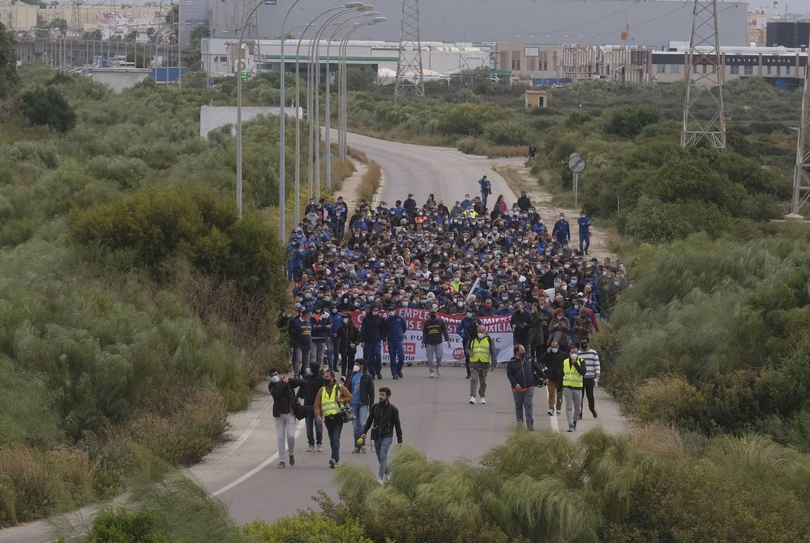 Las imágenes de la protesta de los trabajadores de Airbus en el puente y el fuego provocado en el Pinar