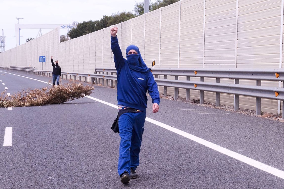 Las imágenes de la protesta de los trabajadores de Airbus en el puente y el fuego provocado en el Pinar