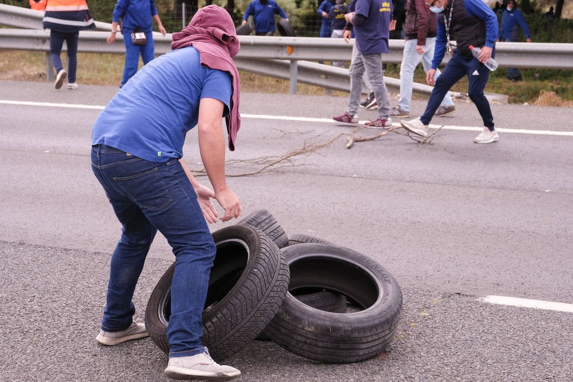Las imágenes de la protesta de los trabajadores de Airbus en el puente y el fuego provocado en el Pinar