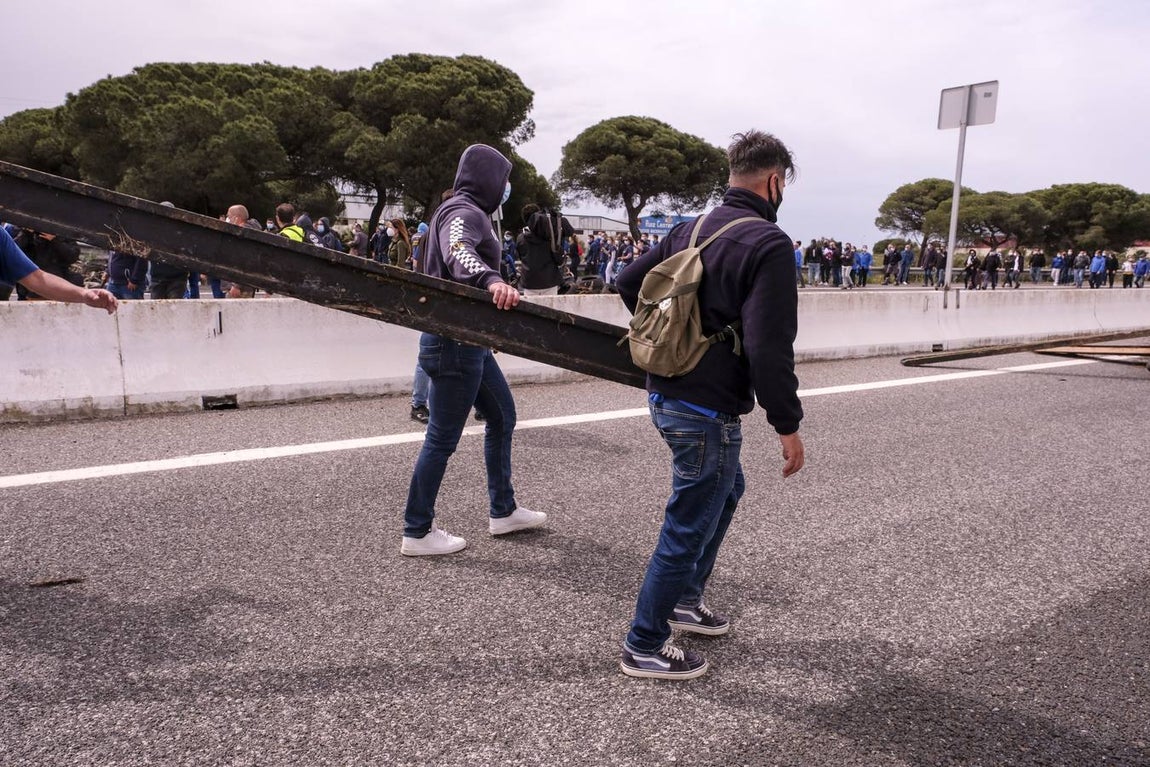 Las imágenes de la protesta de los trabajadores de Airbus en el puente y el fuego provocado en el Pinar