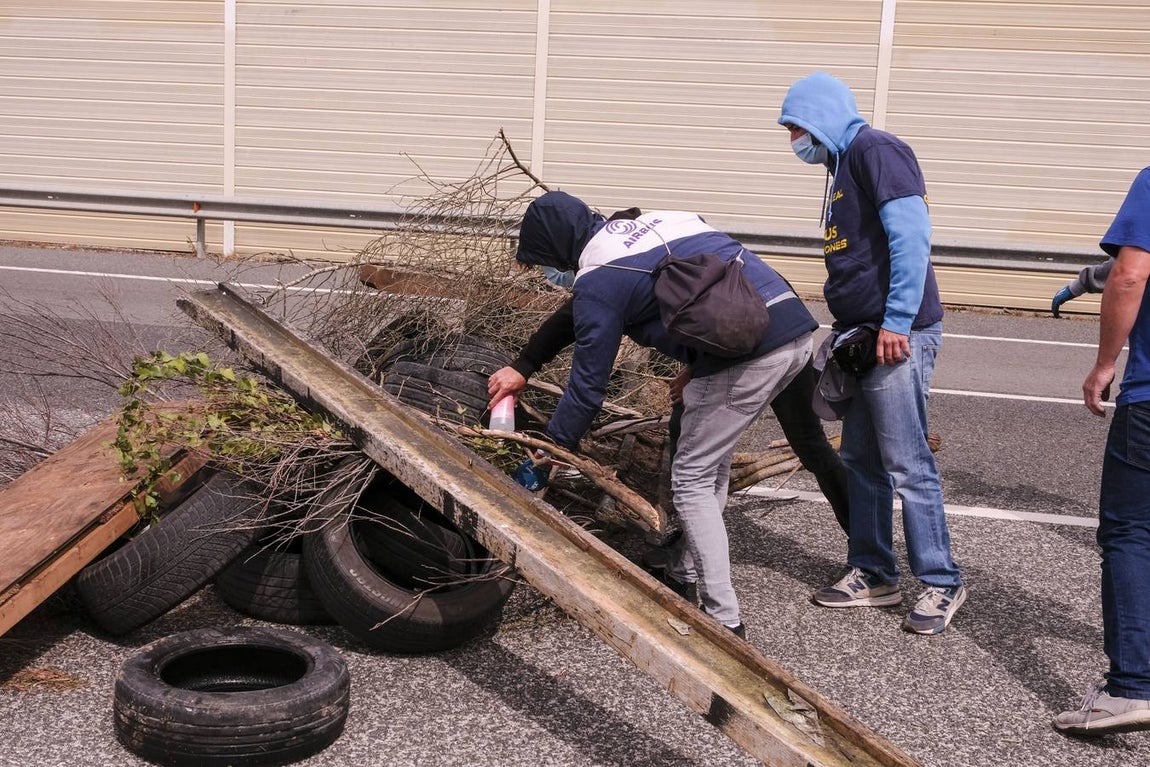 Las imágenes de la protesta de los trabajadores de Airbus en el puente y el fuego provocado en el Pinar
