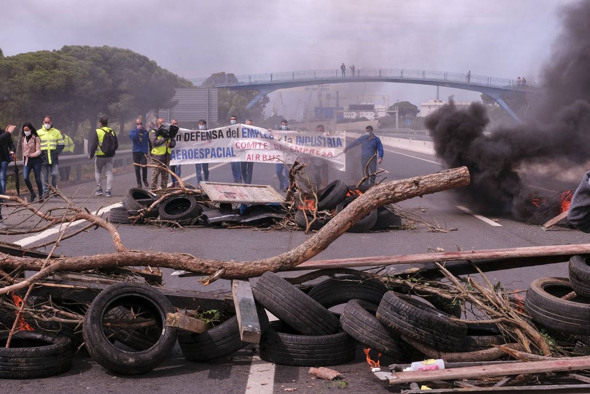 Las imágenes de la protesta de los trabajadores de Airbus en el puente y el fuego provocado en el Pinar