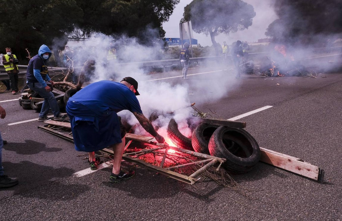 Las imágenes de la protesta de los trabajadores de Airbus en el puente y el fuego provocado en el Pinar