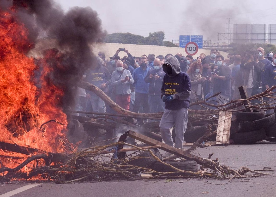 Las imágenes de la protesta de los trabajadores de Airbus en el puente y el fuego provocado en el Pinar