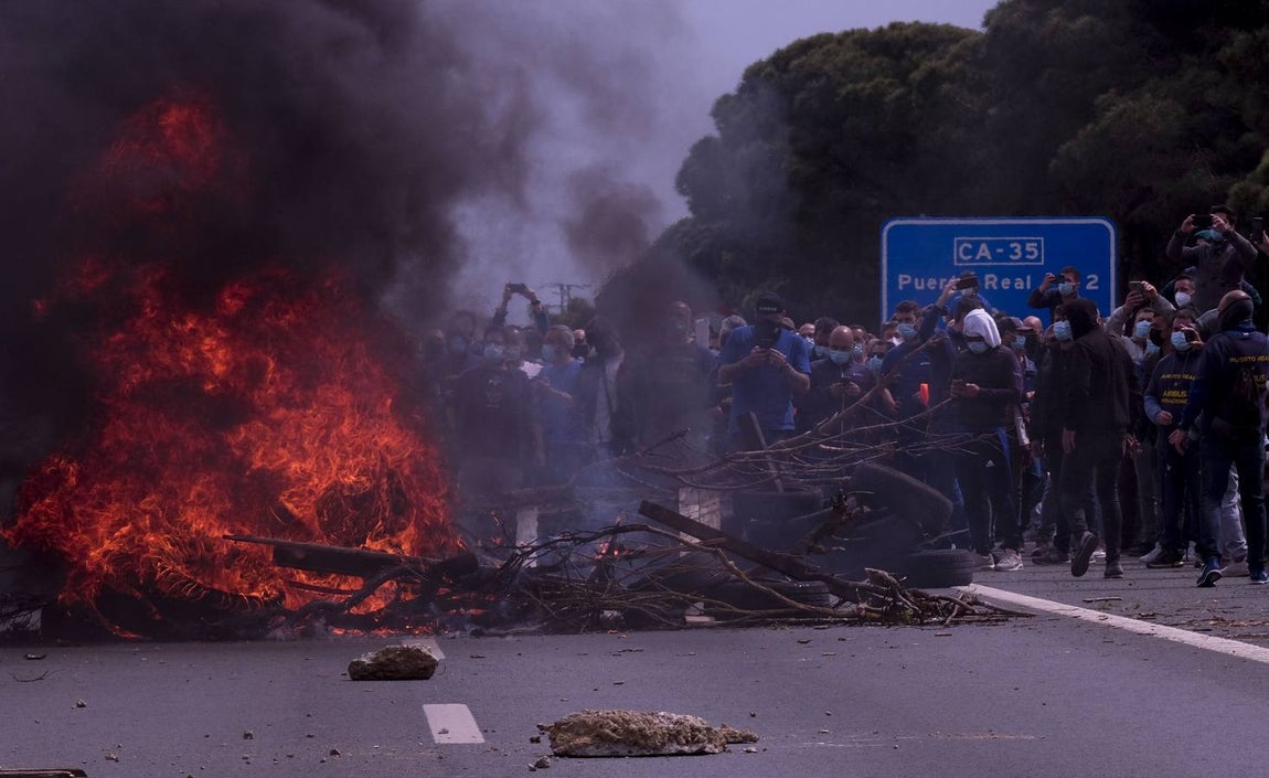Las imágenes de la protesta de los trabajadores de Airbus en el puente y el fuego provocado en el Pinar