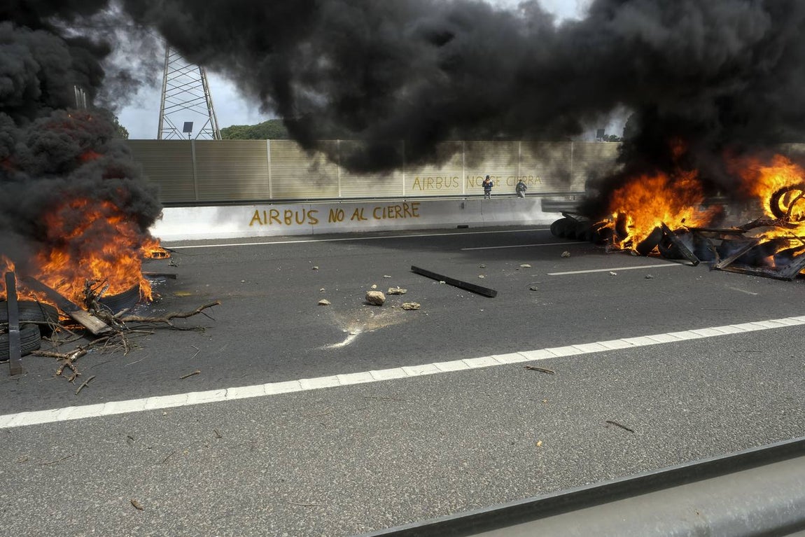 Las imágenes de la protesta de los trabajadores de Airbus en el puente y el fuego provocado en el Pinar