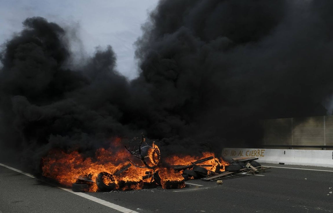 Las imágenes de la protesta de los trabajadores de Airbus en el puente y el fuego provocado en el Pinar