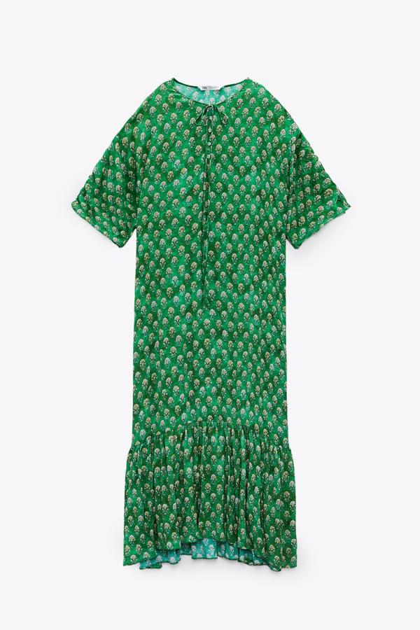 Vestido con estampado floral de Zara (29,95€). 