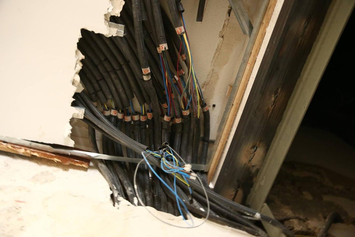 Los cables de electricidad, visibles en casi cualquier pared del edificio. 