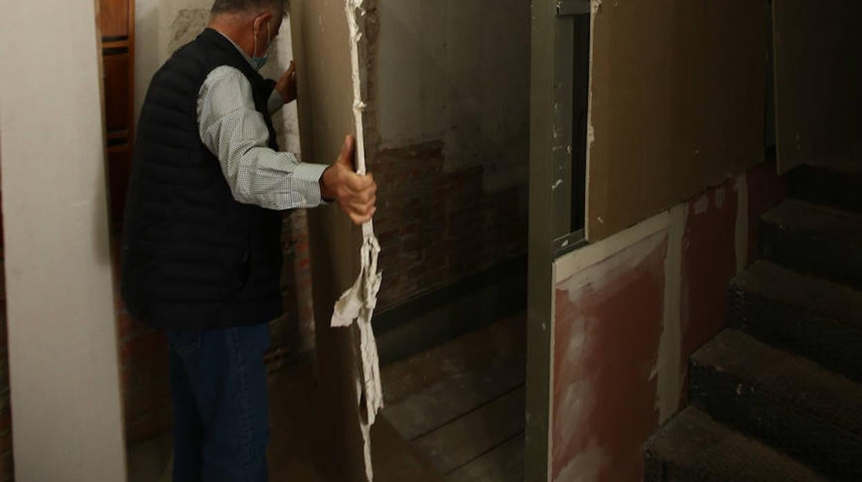 El lamentable estado de los portales de los ascensores que Inver S.L. dejó sin acabar