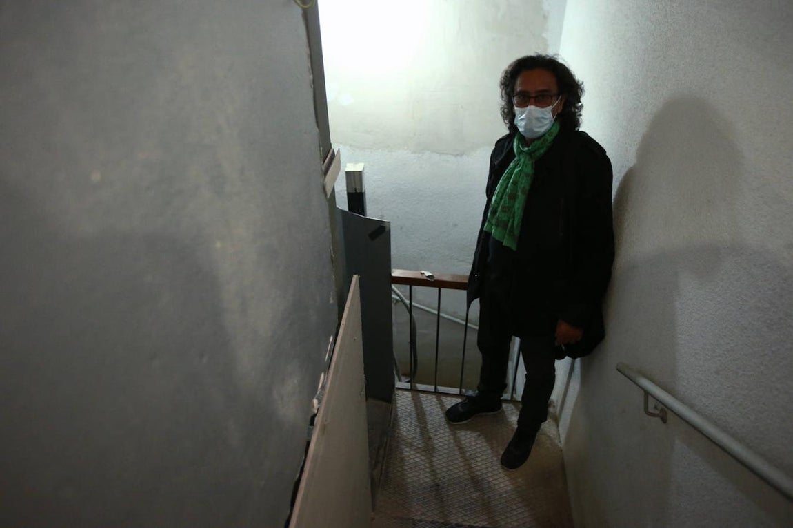 Federico muestra la peligrosidad de una valla a muy baja altura, en la quinta planta. 