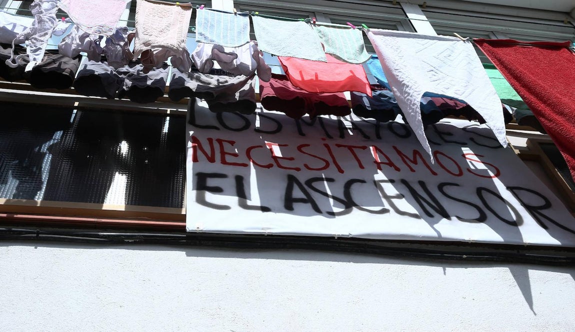 Una pancarta reclamando a Inver S.L. una solución cuelga de una de las terrazas del bloque. 