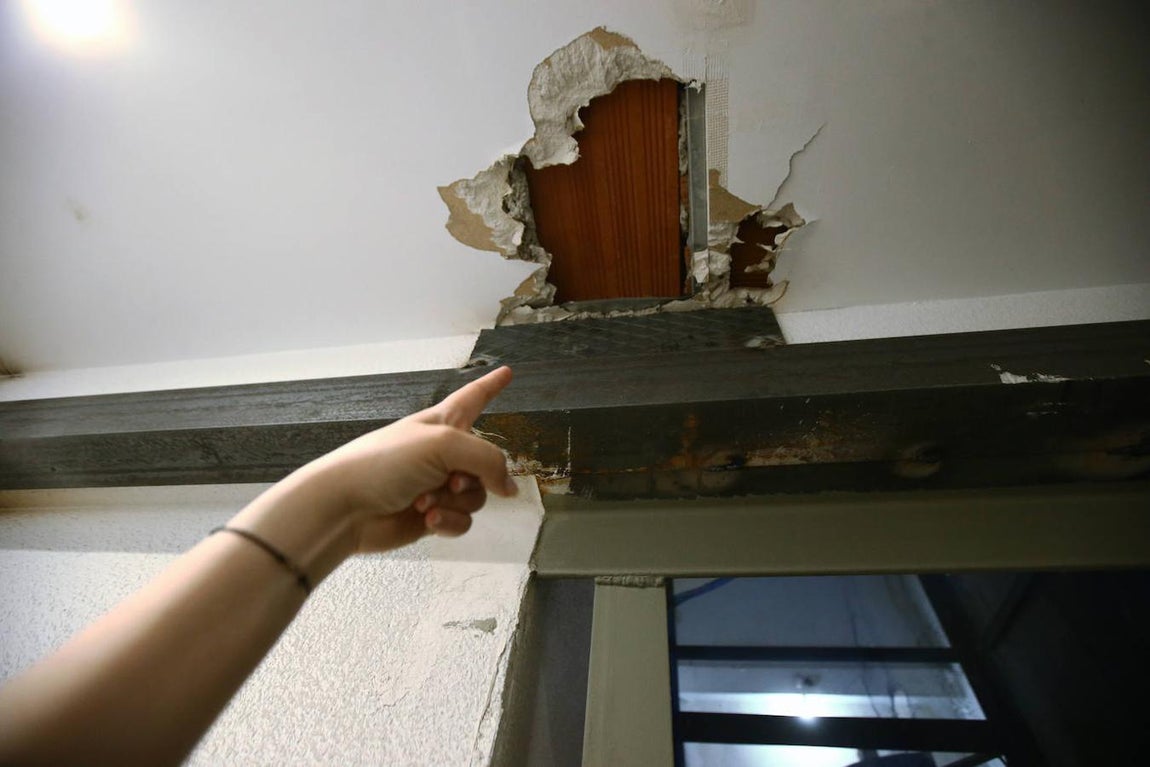 Una de las vigas de carga, apuntalada después de que los obreros picaran. 