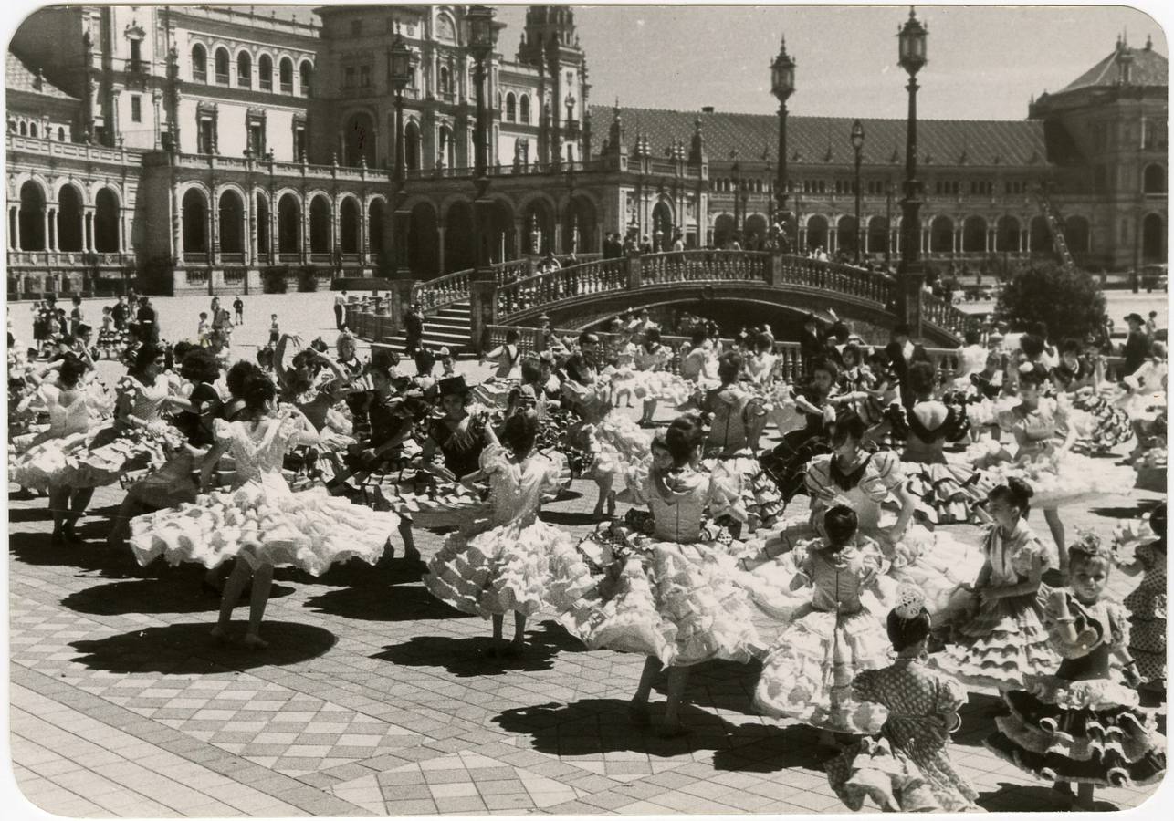 Muchachas bailando sevillanas durante la Feria de Abril de Sevilla de 1963