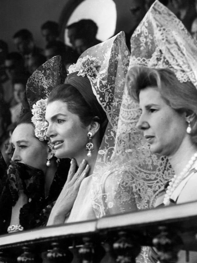 Jacqueline Kennedy Onassis junto a la Duquesa de Alba en la Feria de Abril de Sevilla de 1966