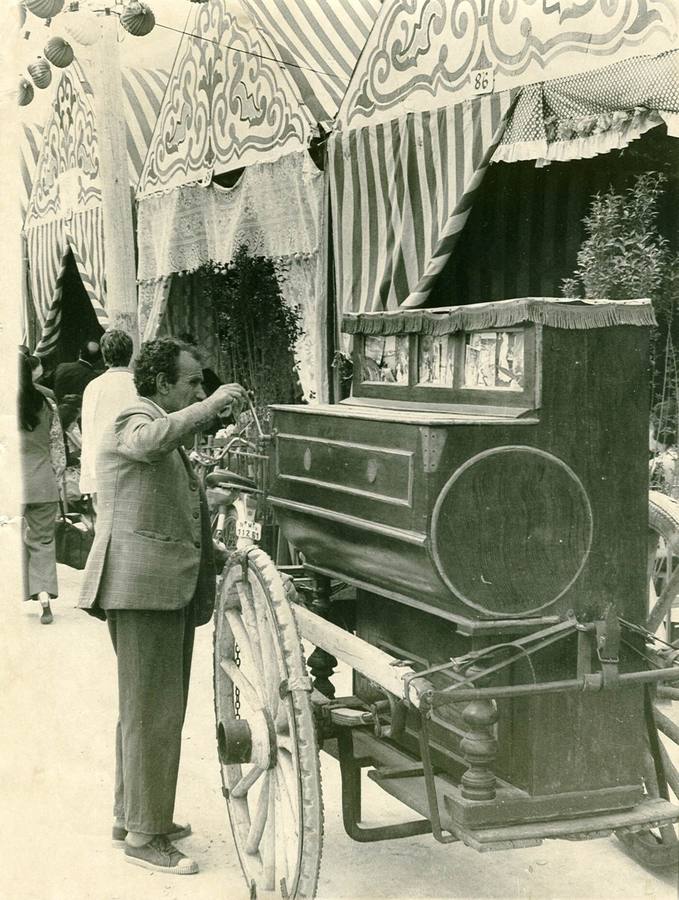 El tío del pianillo durante la primera Feria de Abril de Sevilla celebrada en el recinto de los Remedios, en el año 1973