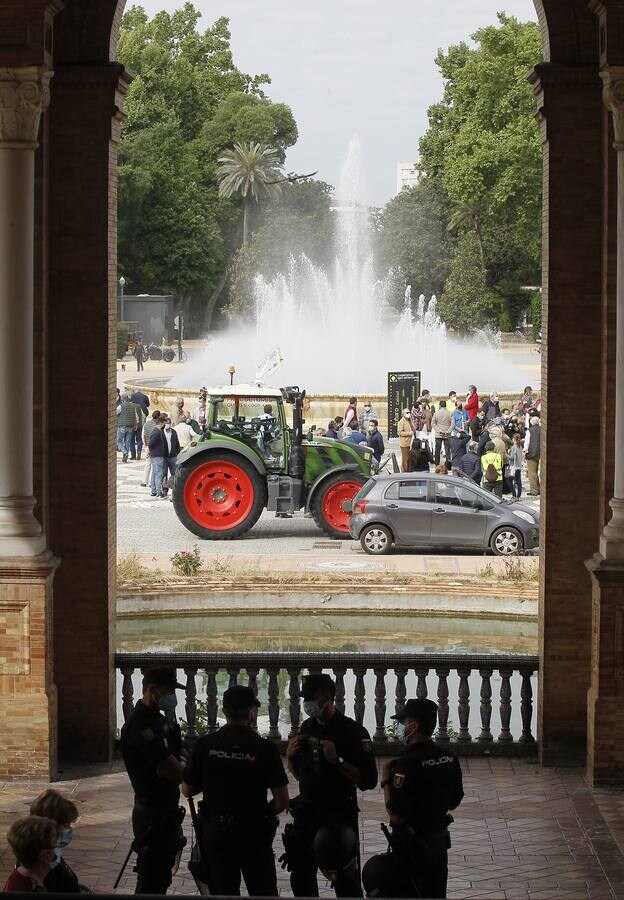 Protesta de los agricultores en la Plaza de España de Sevilla