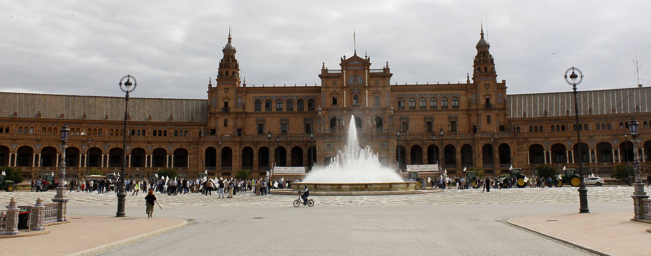 Protesta de los agricultores en la Plaza de España de Sevilla