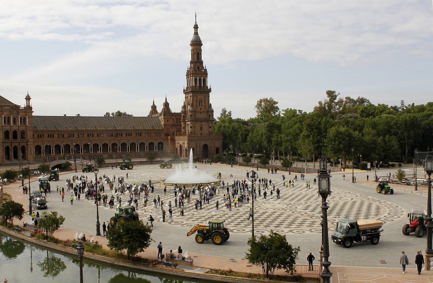 Protesta de los agricultores en la Plaza de España de Sevilla