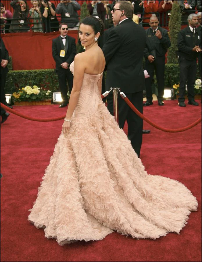 Penélope Cruz en 2007 - Los vestidos más icónicos de los Oscar. Su vestido rosa empolvado de Versace marcó un antes y un después en su carrera. Un diseño con el que parecía toda una princesa.