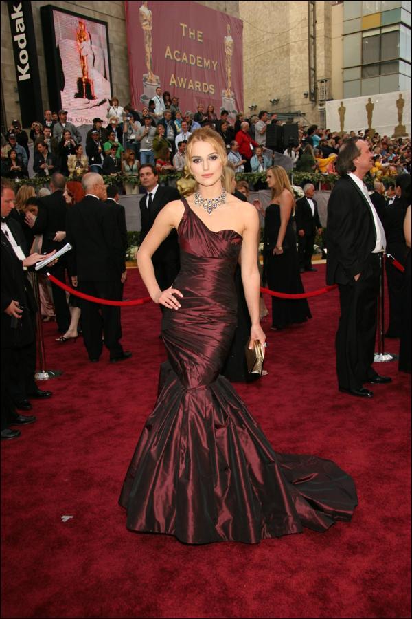 Keira Knightley en 2006 - Los vestidos más icónicos de los Oscar. Eligió un Vera Wang drapeado de cuerpo sirena de seda burdeos que se ajustaba a su figura a la perfección.