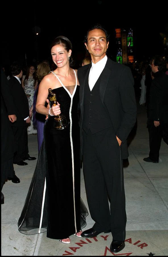 Julia Roberts en 2001 - Los vestidos más icónicos de los Oscar. El año en el que ganó el Oscar por Erin Brokovich llevó un Valentino bicolor con escote halter, semitransparencias y una cola trasera que la coronaron como la mejor vestida de la noche.