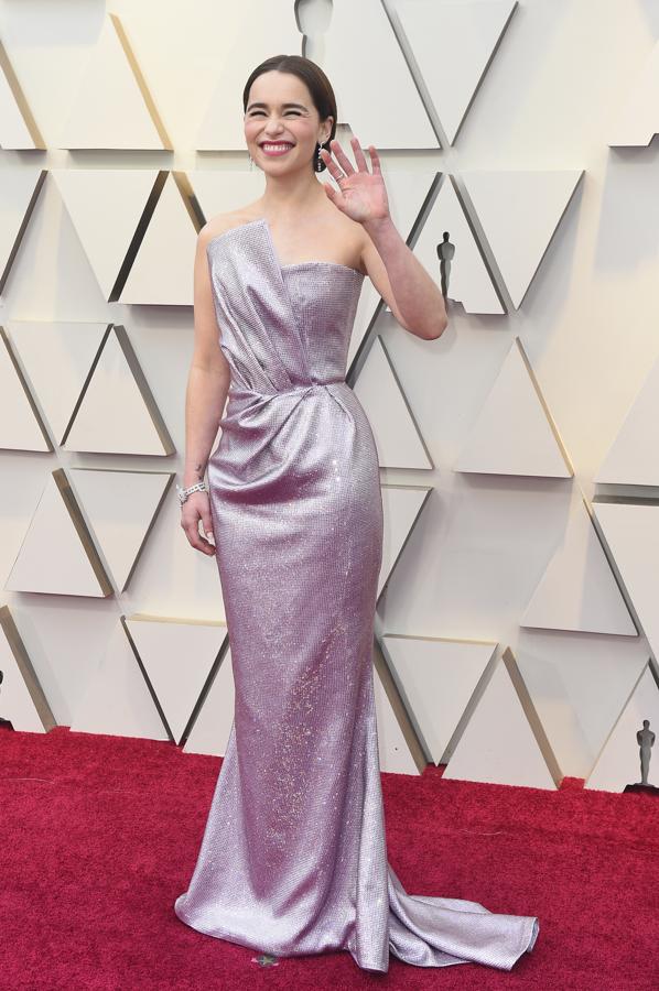 Emilia Clarke en 2019 - Los vestidos más icónicos de los Oscar. La actriz de 'Juego de tronos' fue una de las mejor vestidas con este ajustado vestido palabra de honor con cristales en tonos lila de Balmain.