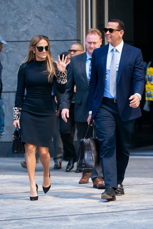 Ejecutivos. Cuando la cantante acudía a una reunión con la discográfica los estilismos de oficina -en los que predominaban los vestidos midi ajustados y faldas de tubo con stilettos- eran su elección favorita, y como era de esperar, Rodriguez también optaba por un traje de un estilo parecido. Incluso la cartera que lleva de piel de serpiente se parece mucho al Birkin de Jennifer.