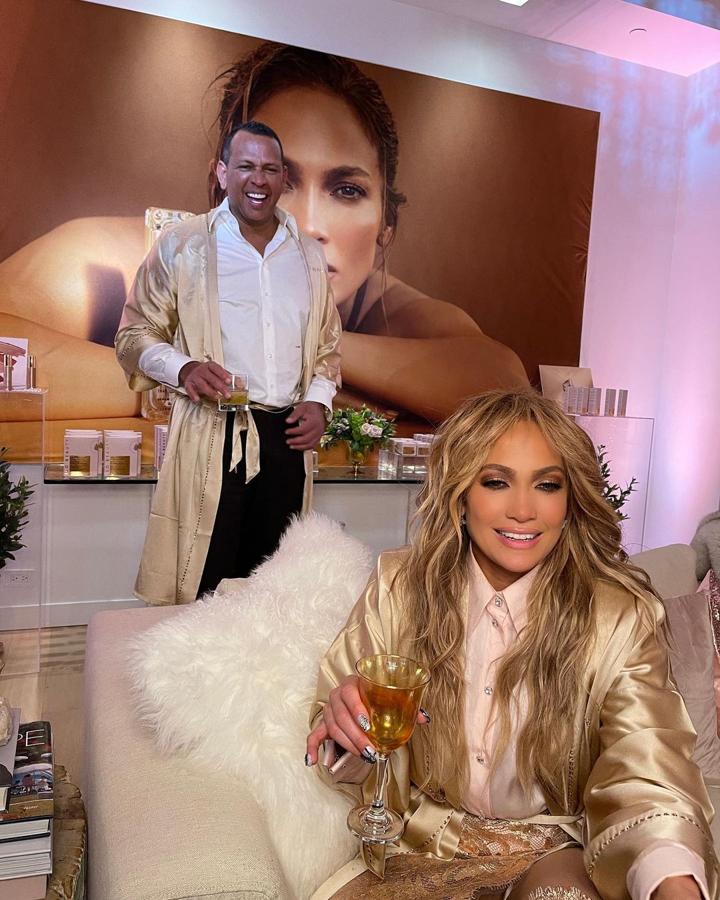 Batas de estar por casa muy parecidas. Por no decir idénticas. Incluso en sus estilismos 'caseros' se ponían de acuerdo para no desentonar. Un hecho que llama la atención teniendo en cuenta que sus batas doradas no eran lo que se dice discretas.