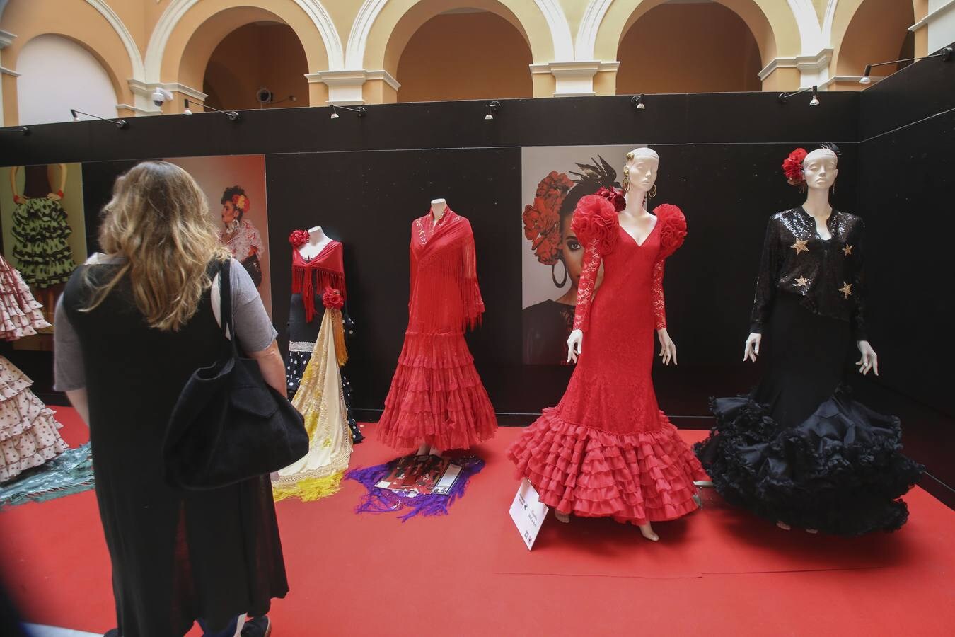Exposición 'La evolución del traje de flamenca' en el Ayuntamiento de Sevilla
