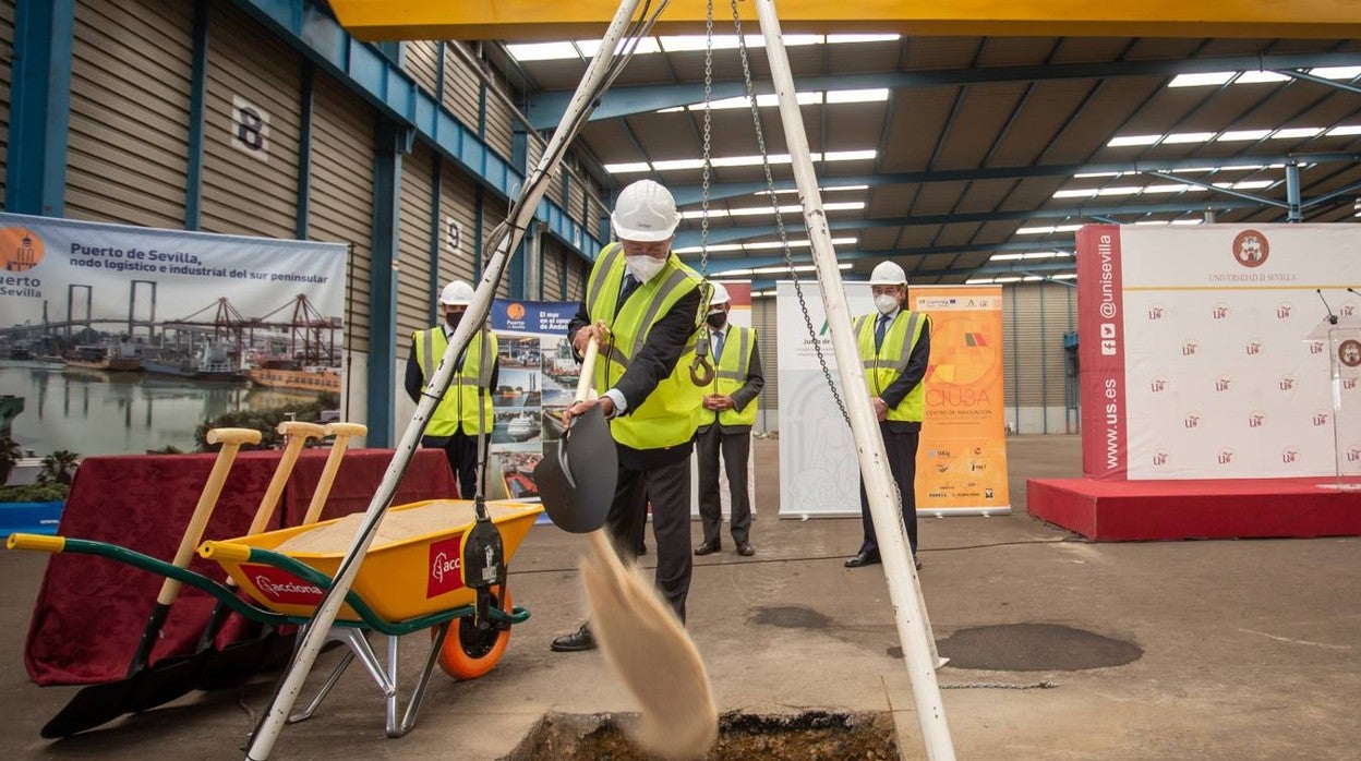 En imágenes, la primera piedra del centro de innovación del Puerto de Sevilla