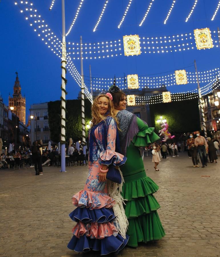 Fotogalería: Alumbrado y trajes de flamenca en la noche del pescaíto