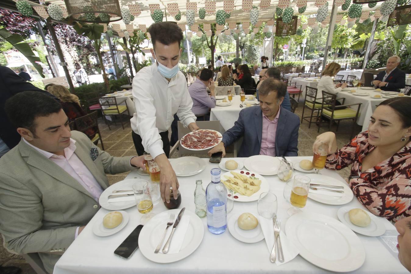 Fotogalería: Ambiente del &#039;sábado de pescaito&#039; de &#039;Feria&#039; en el Centro