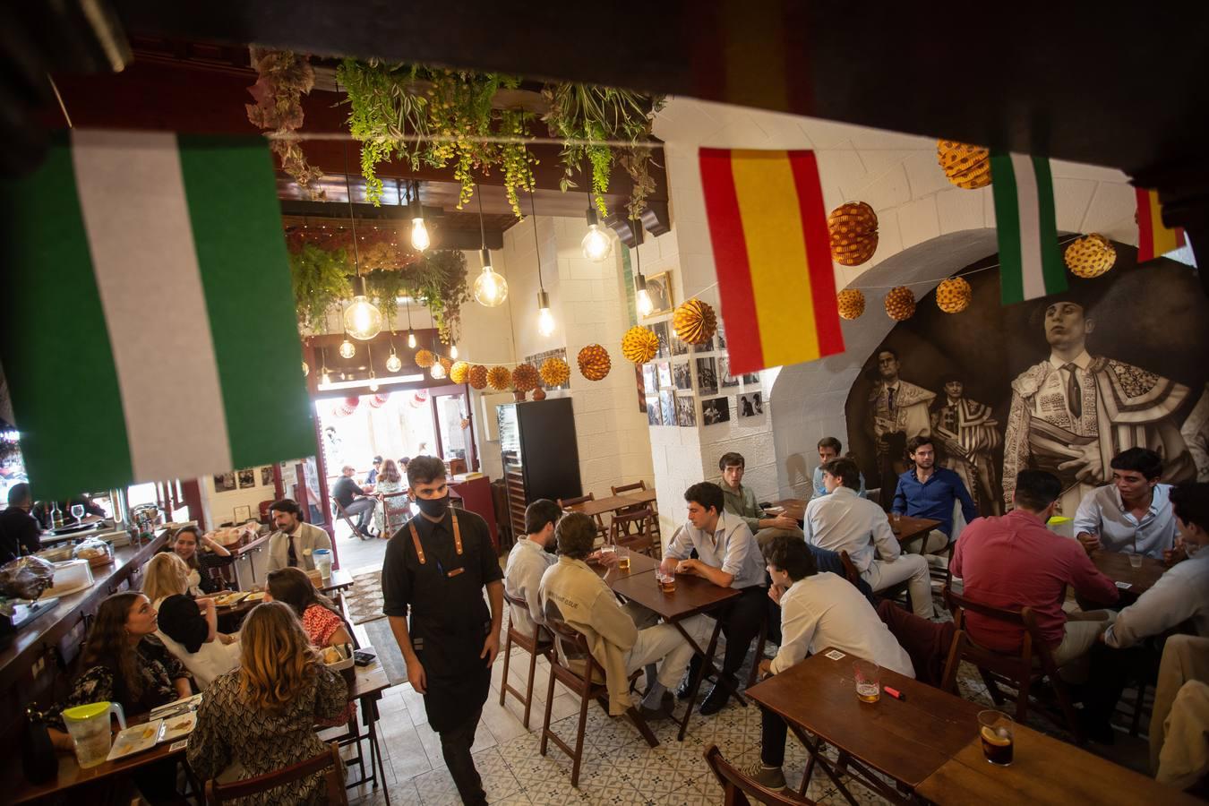 Fotogalería: Ambiente del &#039;sábado de pescaito&#039; de &#039;Feria&#039; en el Centro