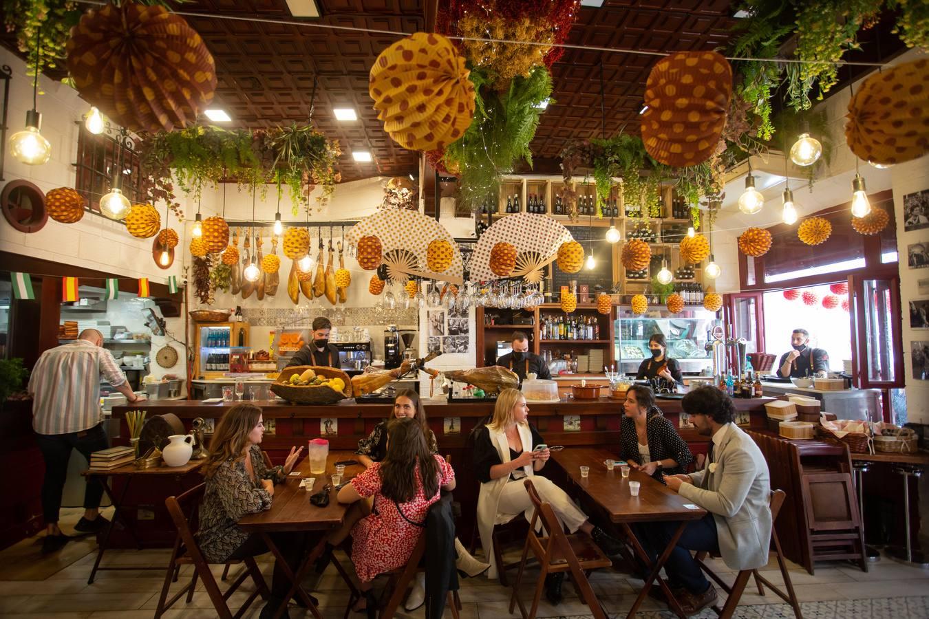 Fotogalería: Ambiente del &#039;sábado de pescaito&#039; de &#039;Feria&#039; en el Centro