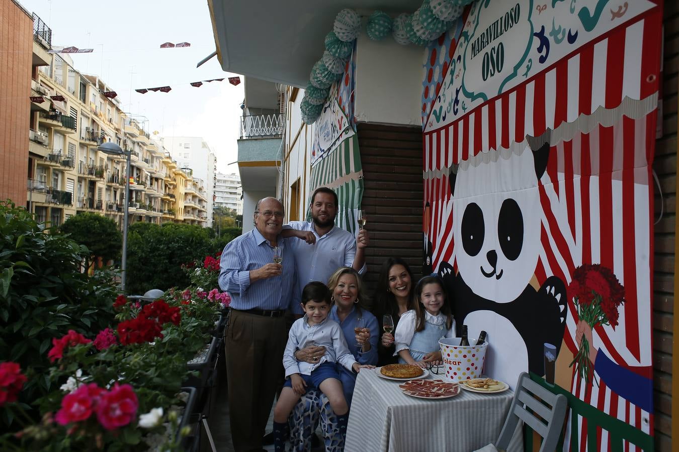 Una familia disfruta del 'sábado del pescaíto' en su balcón