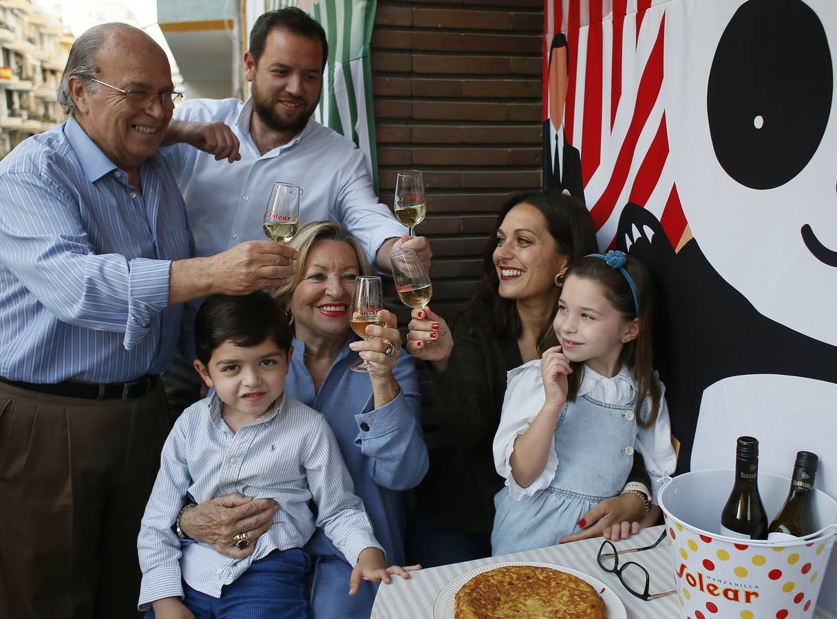 Una familia disfruta del 'sábado del pescaíto' en su balcón