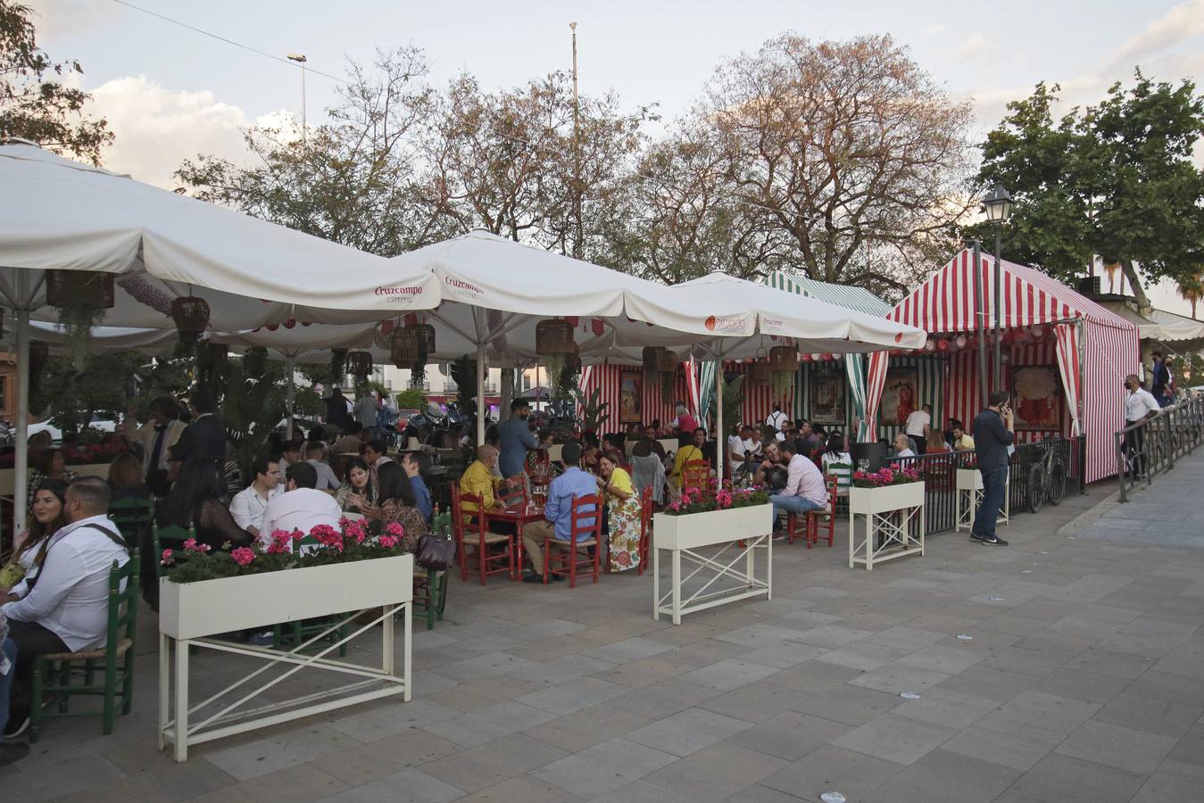 Ambiente 'sabado del pescaíto' en el Mercado Lonja del Barranco