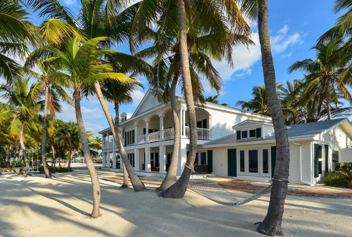 Así es la isla privada más exclusiva de los Cayos de Florida. El punto fuerte de la isla es que ya viene con varias construcciones en su interior. Por un lado, una espectacular casa de dos plantas de estilo colonial y, por otro, un apartamento de invitados y otra casa ‘de campo’ algo más pequeña enfocada a realizar comidas, fiestas y demás eventos.