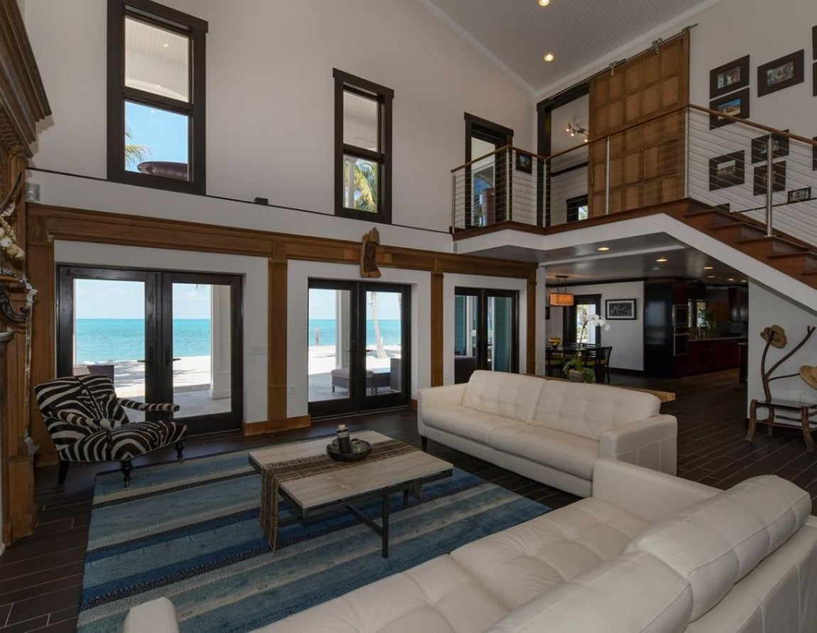 Así es la isla privada más exclusiva de los Cayos de Florida. La casa principal es muy espaciosa y hace del salón el enclave central que comunica tanto con un porche en la planta baja como una amplia terraza en el piso superior. La decoración se caracteriza por jugar con diferentes estilos para lograr un resultado más llamativo sin renunciar al confort.