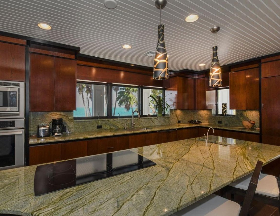 Así es la isla privada más exclusiva de los Cayos de Florida. La cocina también es bastante amplia y está equipada con electrodomésticos de última generación. Posee una isla central que hace las veces de mesa de comedor y tiene acceso directo al jardín.