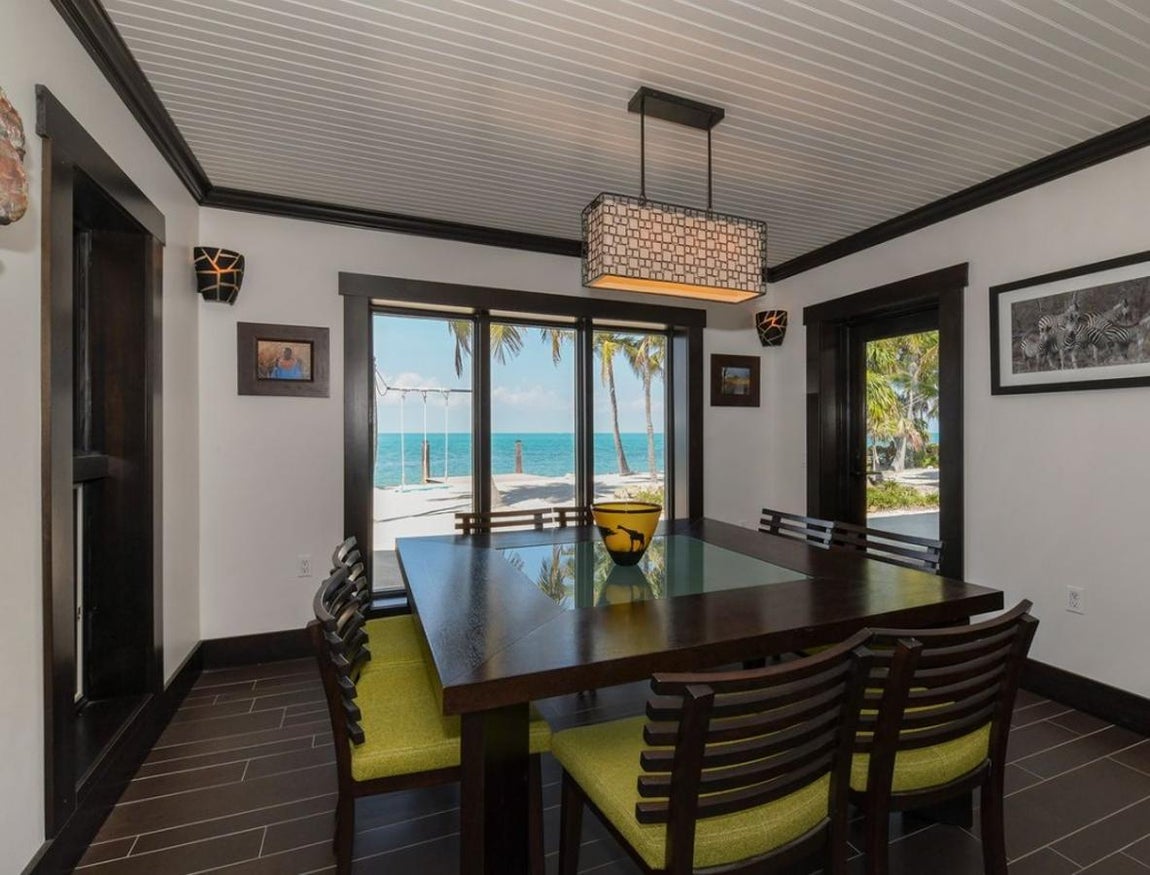 Así es la isla privada más exclusiva de los Cayos de Florida. Además, encontramos un comedor independiente pegado al salón con grandes ventanales que le proporcionan un extra de luz.