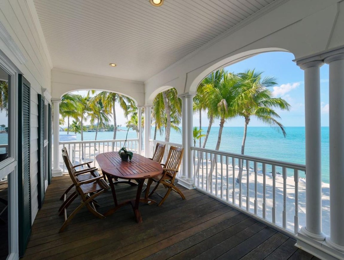 Así es la isla privada más exclusiva de los Cayos de Florida. Pero, sin duda, uno de los puntos clave de la propiedad es el porche de la planta baja con acceso directo a la playa de aguas cristalinas y arena blanca.