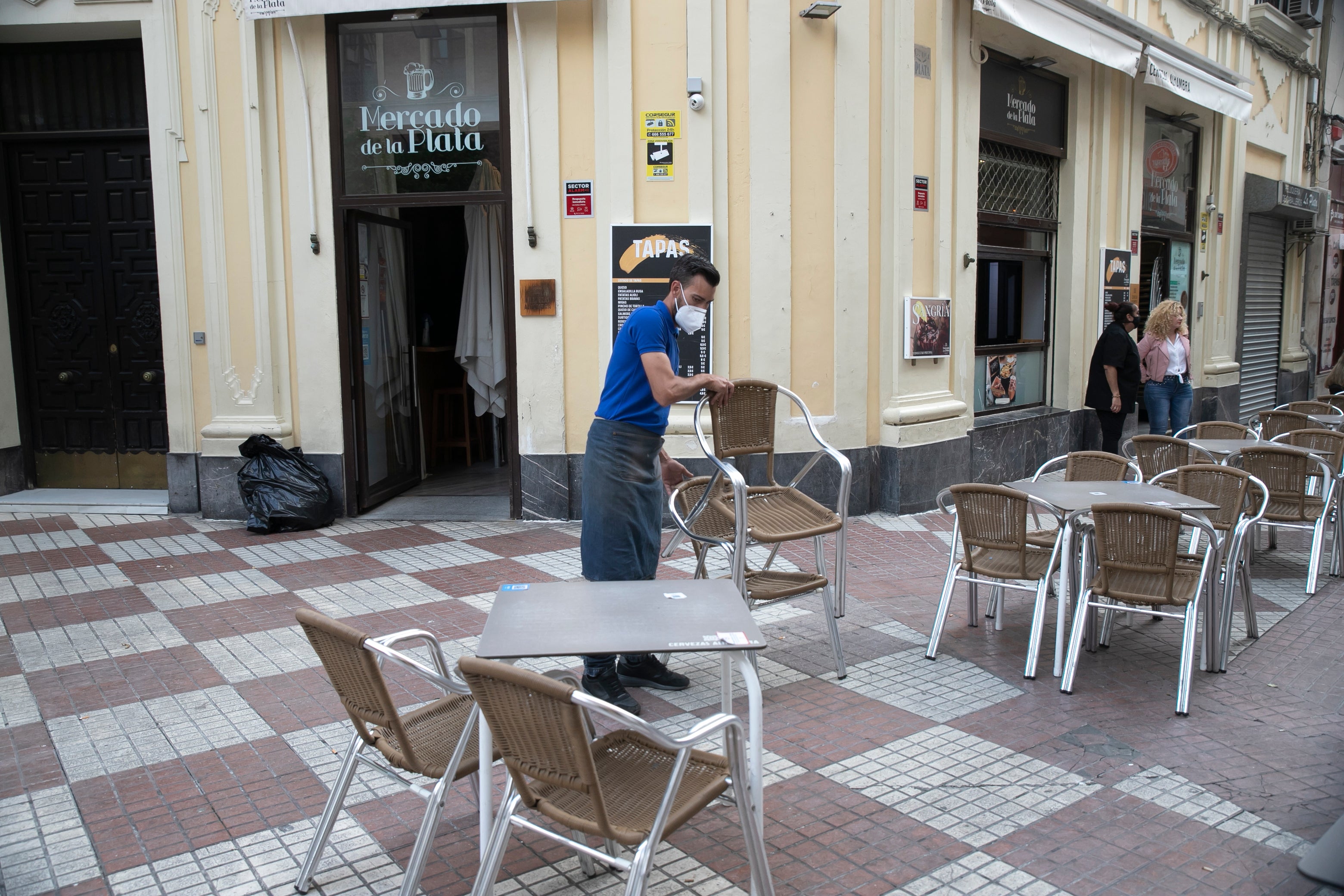 El cierre de los bares a las ocho en Córdoba, en imágenes